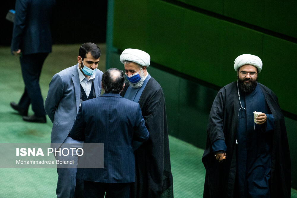 وزیر کار با پای شکسته در جلسه امروز مجلس