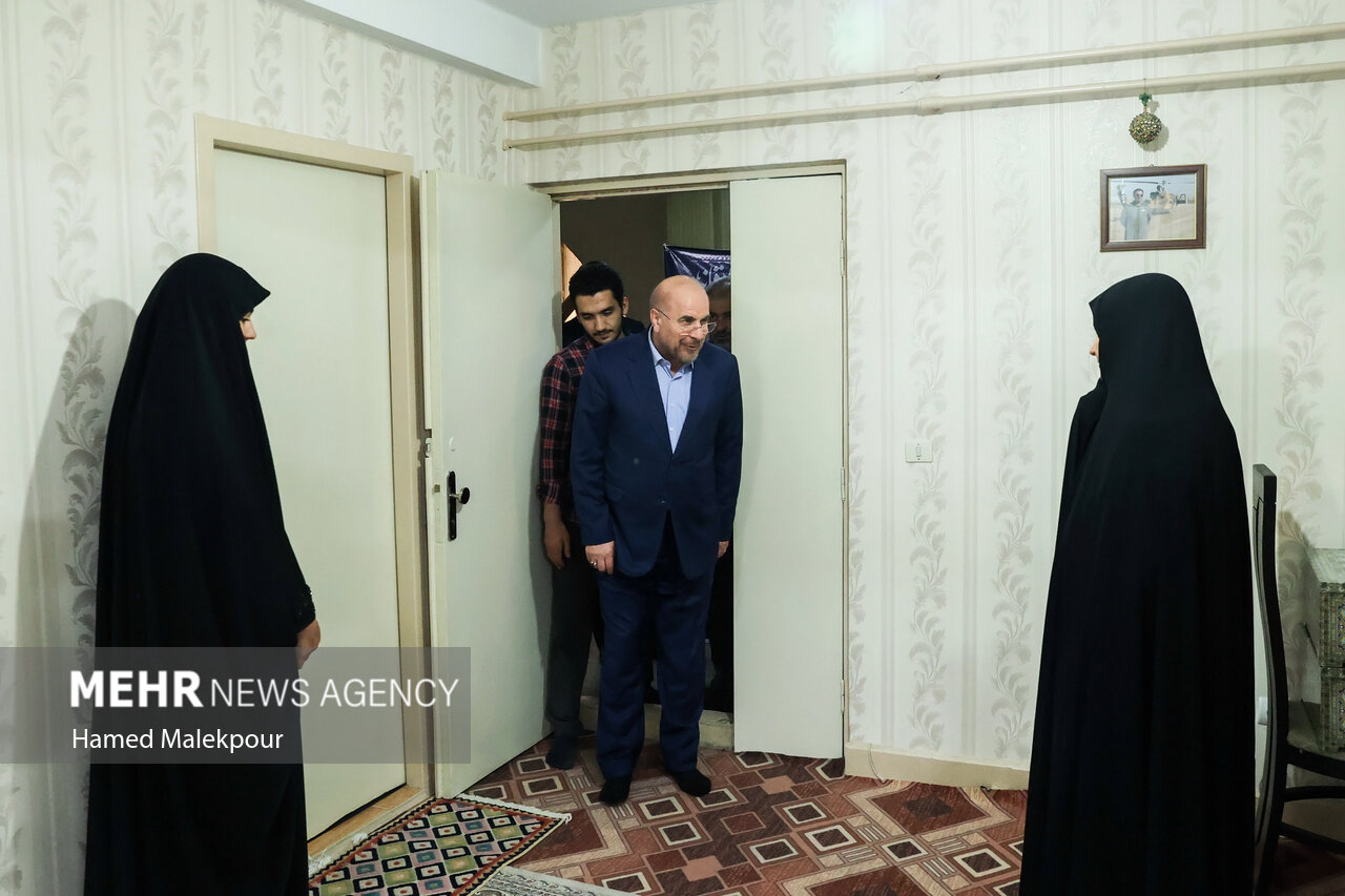 حضور رئیس مجلس در منزل سه تن از شهدای پرواز اردیبهشت