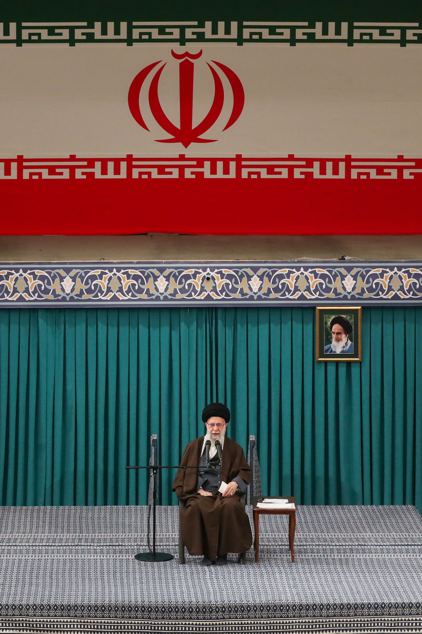  دیدار جمعی از رأی اولی‌ها و خانواده‌های شهدا با رهبر انقلاب