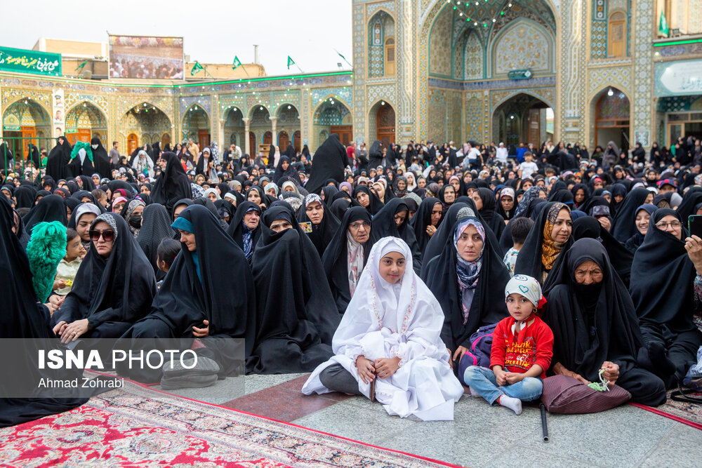 آیین تعویض پرچم گنبد حرم مطهر حضرت معصومه(س)