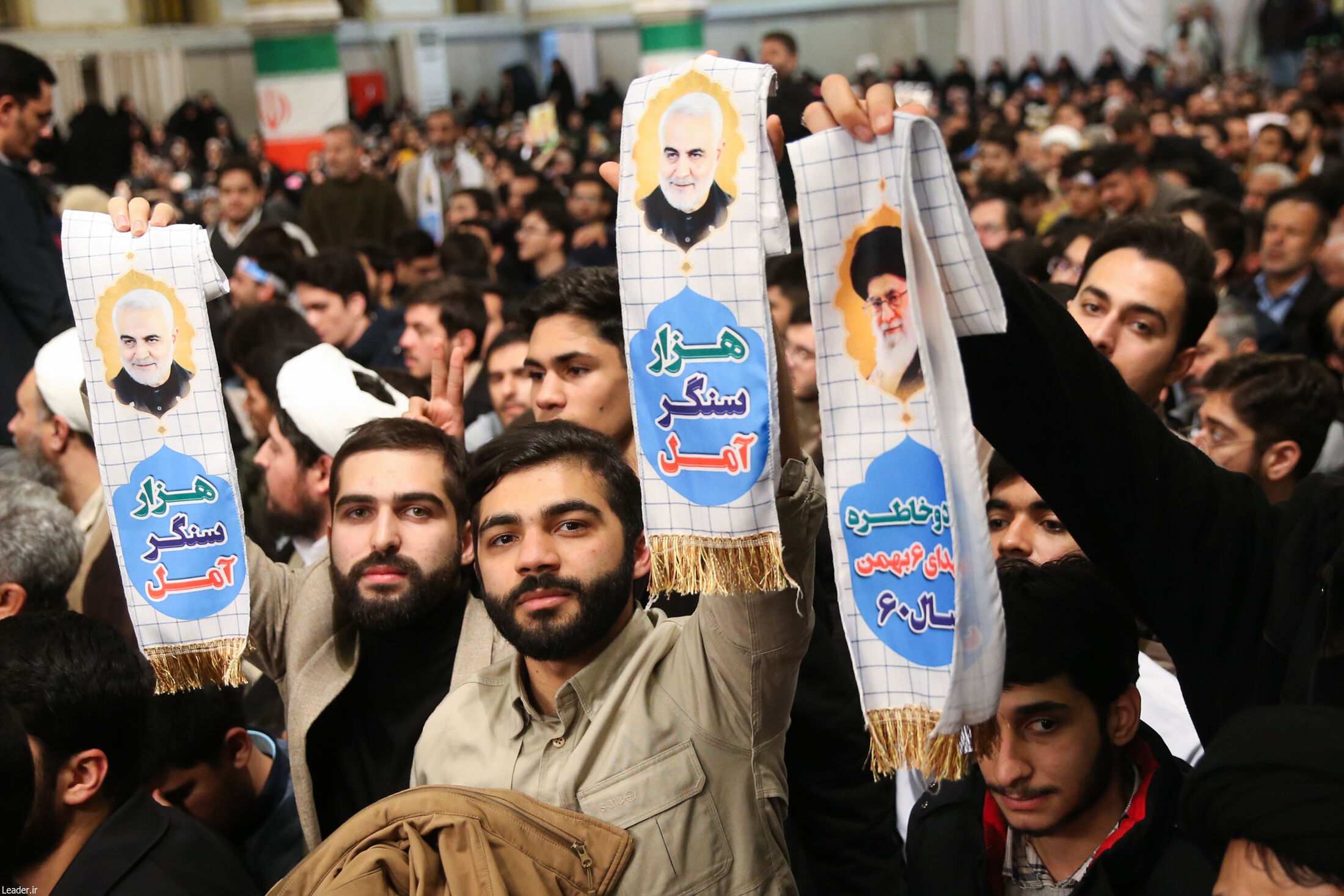  دیدار جمعی از رأی اولی‌ها و خانواده‌های شهدا با رهبر انقلاب