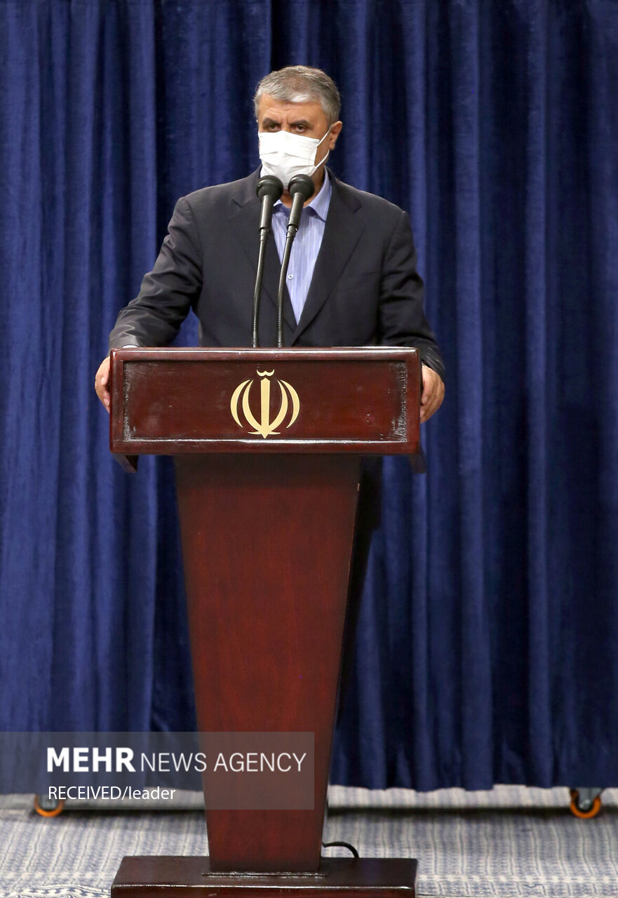 تصاویر بازدید رهبر انقلاب از نمایشگاه دستاوردهای صنعت هسته‌ای