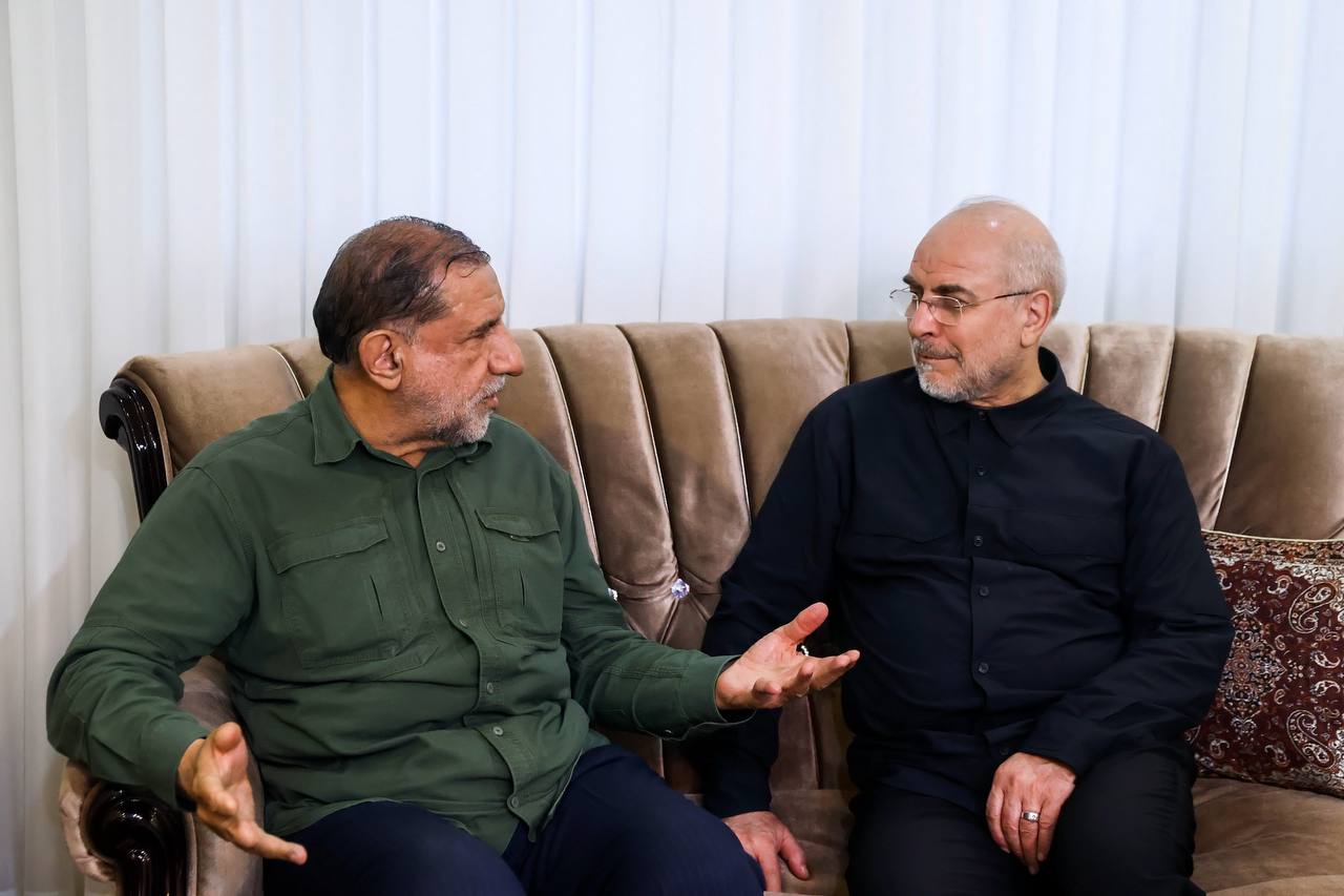 حضور قالیباف در منزل سرلشکر شهید حسن محققی جانشین فقید سازمان اطلاعات سپاه