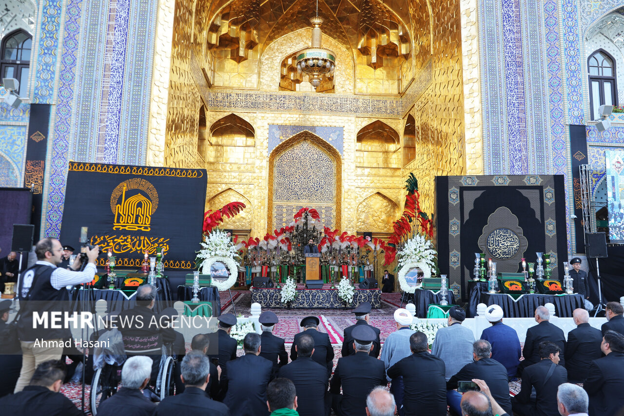 آیین تعویض پرچم گنبد منور رضوی