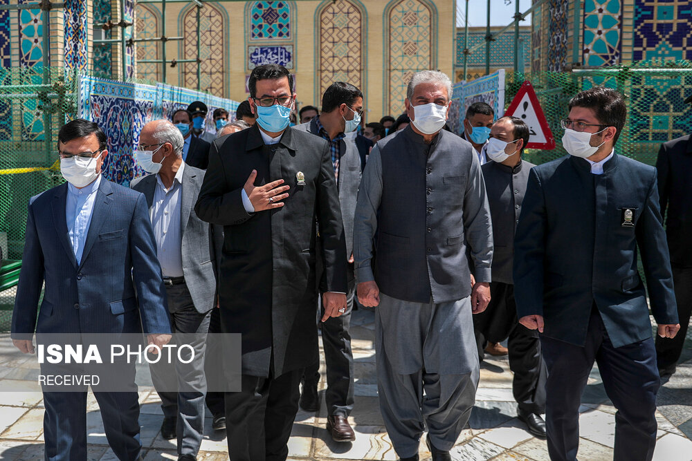 شاه محمود قریشی در حال زیارت حرم مطهر دضوی