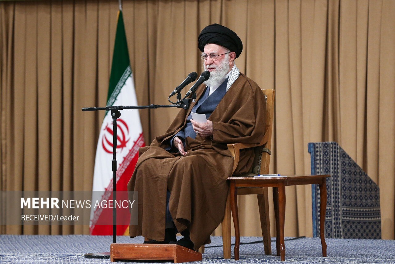 دیدار دانش‌آموزان و دانشجویان با رهبر انقلاب