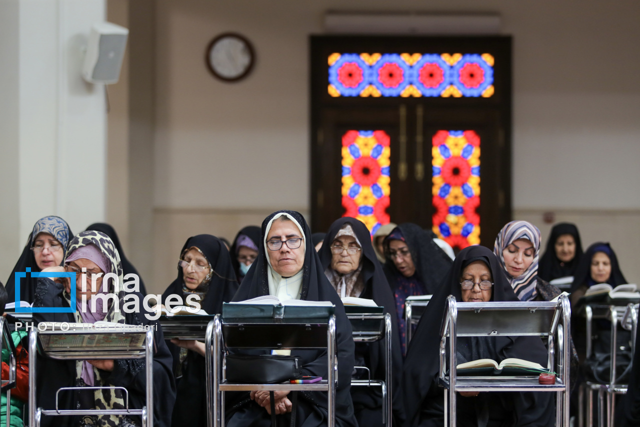 جزء خوانی قرآن کریم در حرم مطهر شاهچراغ (ع)