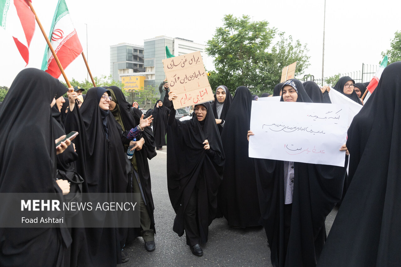 تجمع دانشجویان مقابل سازمان انرژی اتمی