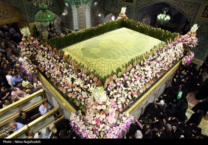 تعویض گل‌های ضریح مطهر امام رضا(ع)