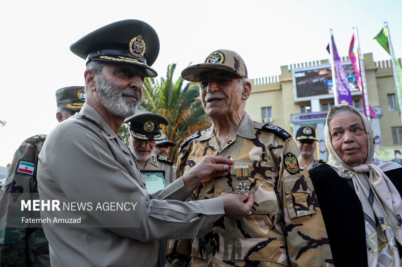 سالروز اهدای پرچم و نشان توسط فرماندهی معظم کل قوا به ارتش