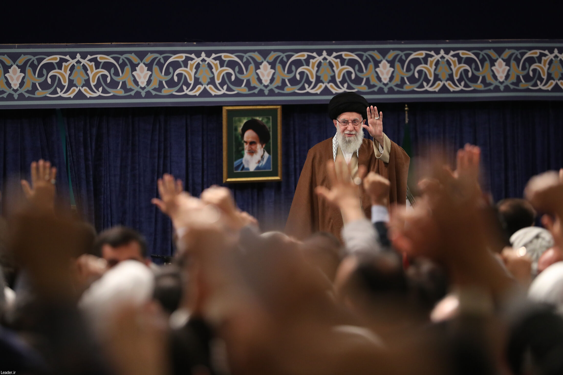 دیدار هزاران نفر از مردم قم با رهبر انقلاب