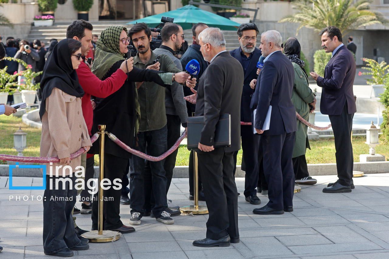 اعضای هیأت دولت در جمع خبرنگاران