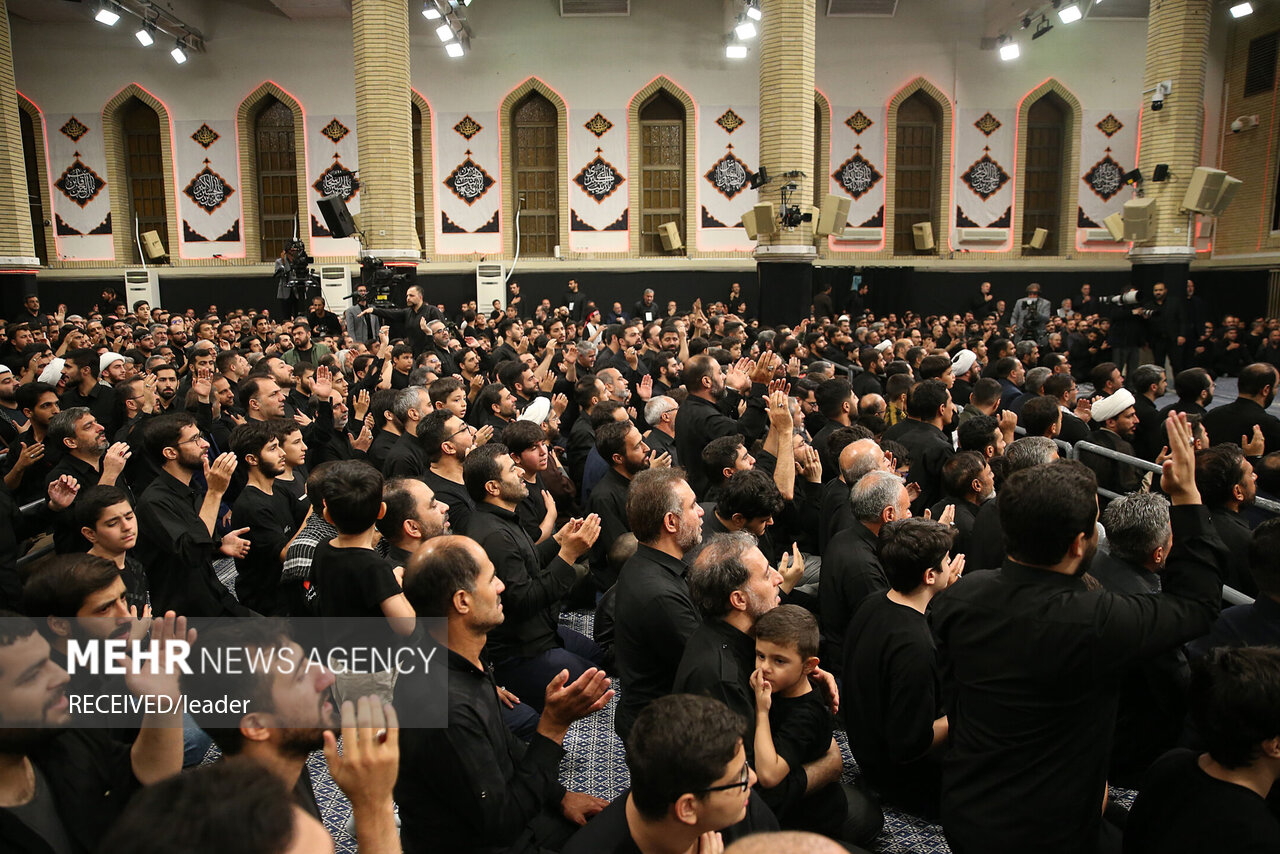  حضور رهبر انقلاب در حسینیه امام خمینی(ره) در مراسم عزاداری شب عاشورای حسینی