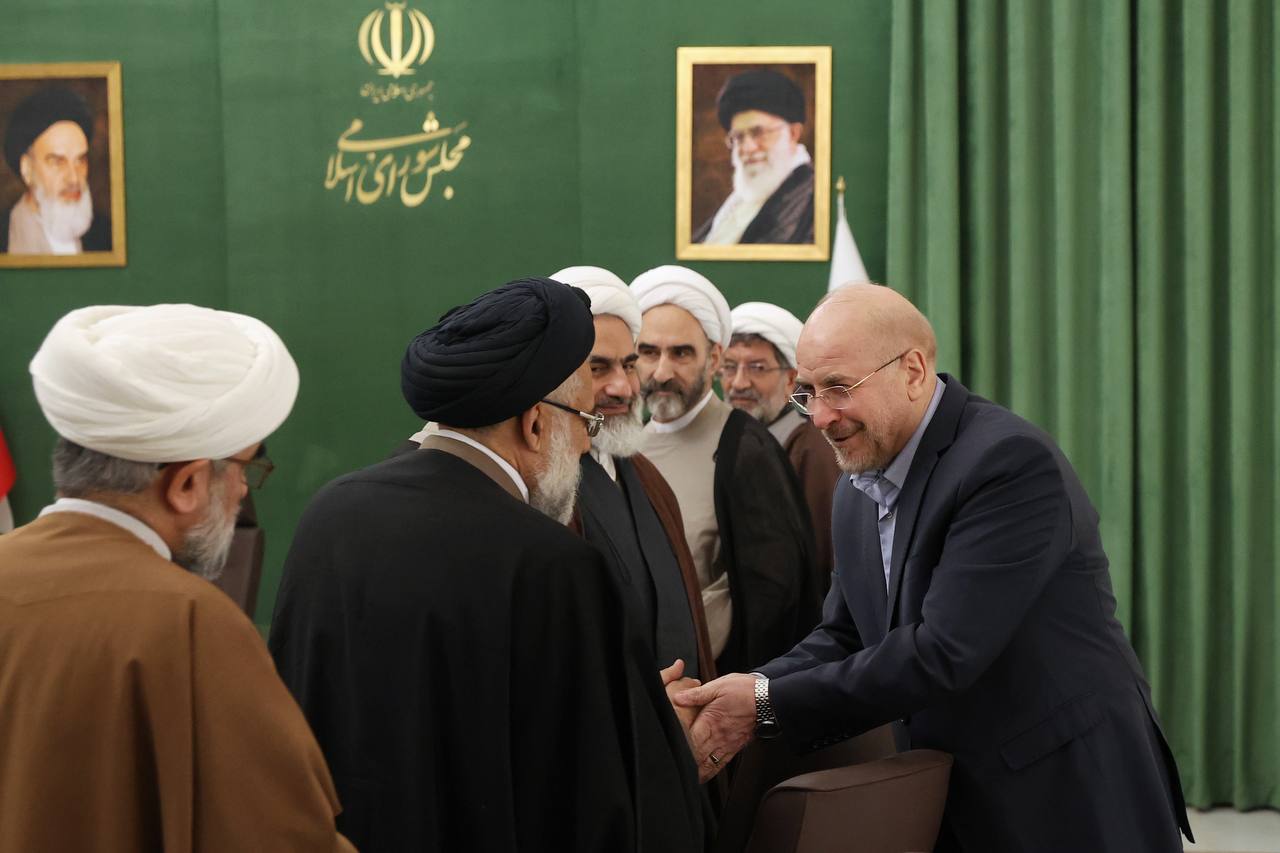 نشست جمعی از علماء و اعضای مرکز تحقیقات اسلامی قم با قالیباف