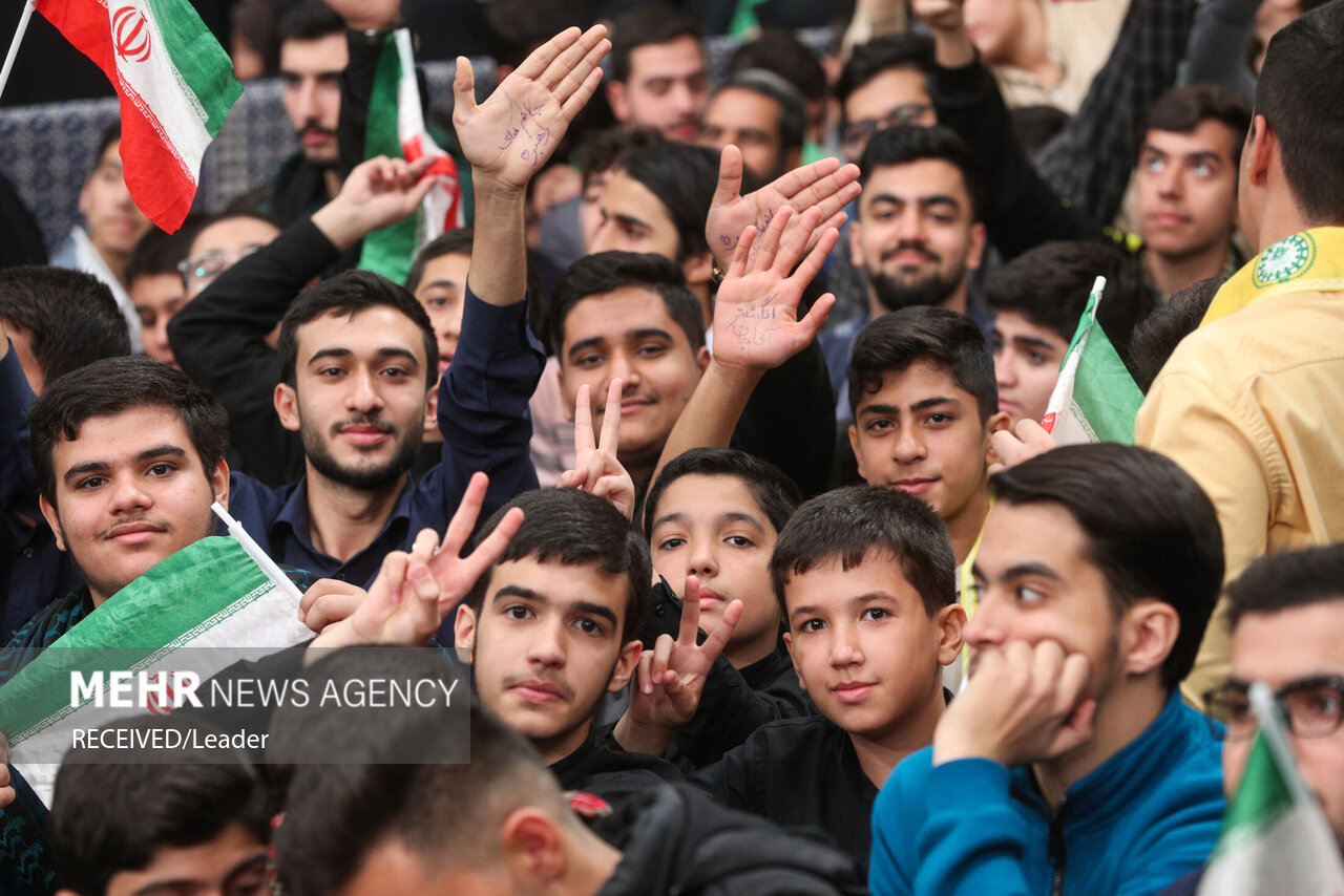 دیدار دانش‌آموزان و دانشجویان با رهبر انقلاب