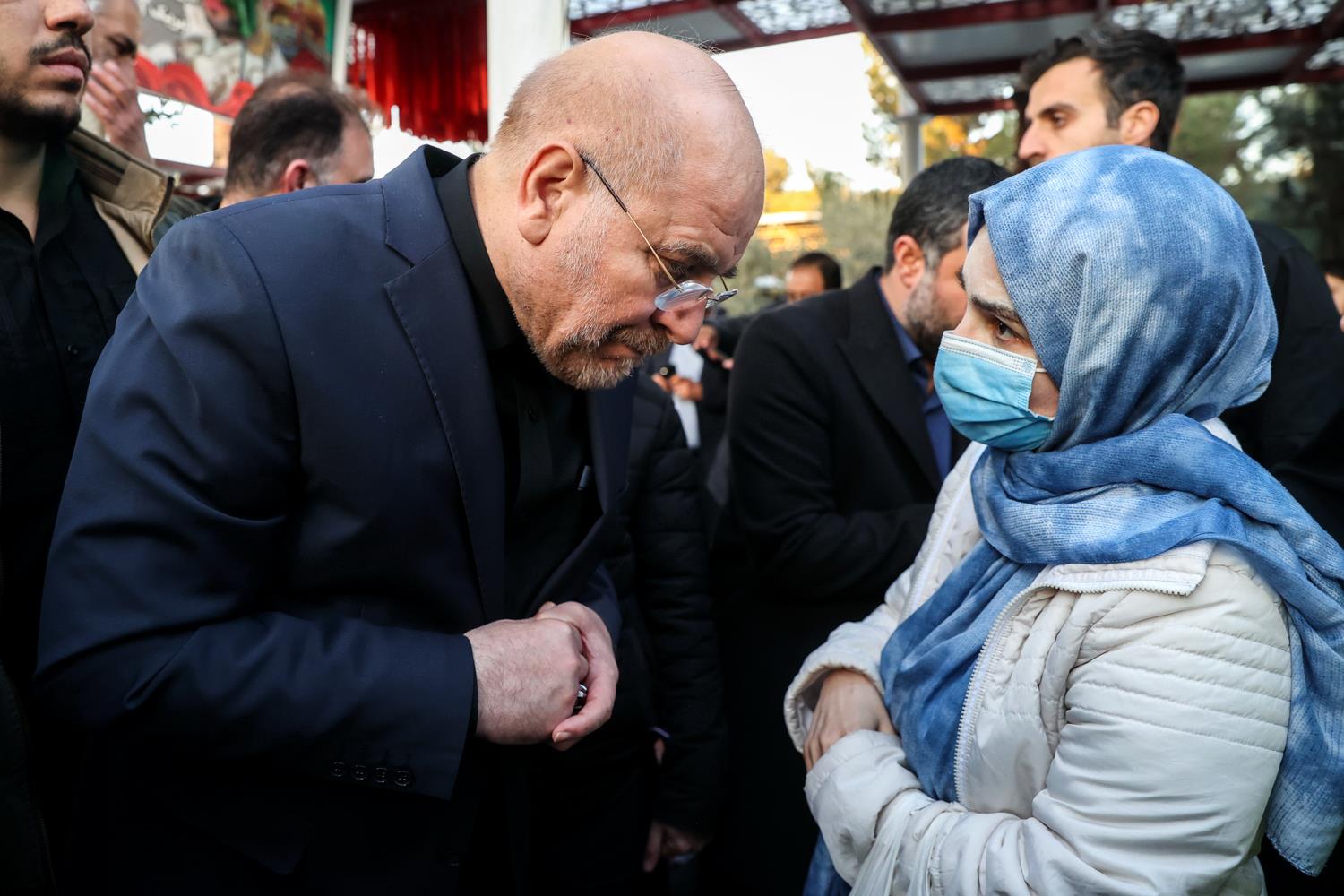 حضور قالیباف در گلزار شهدای بهشت زهرا(س) و گفت‌وگوی چهره به چهره با خانواده شهدا