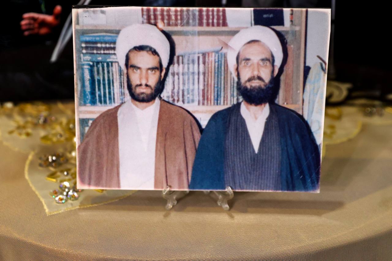 حضور قالیباف در منزل سرلشکر شهید حسن محققی جانشین فقید سازمان اطلاعات سپاه