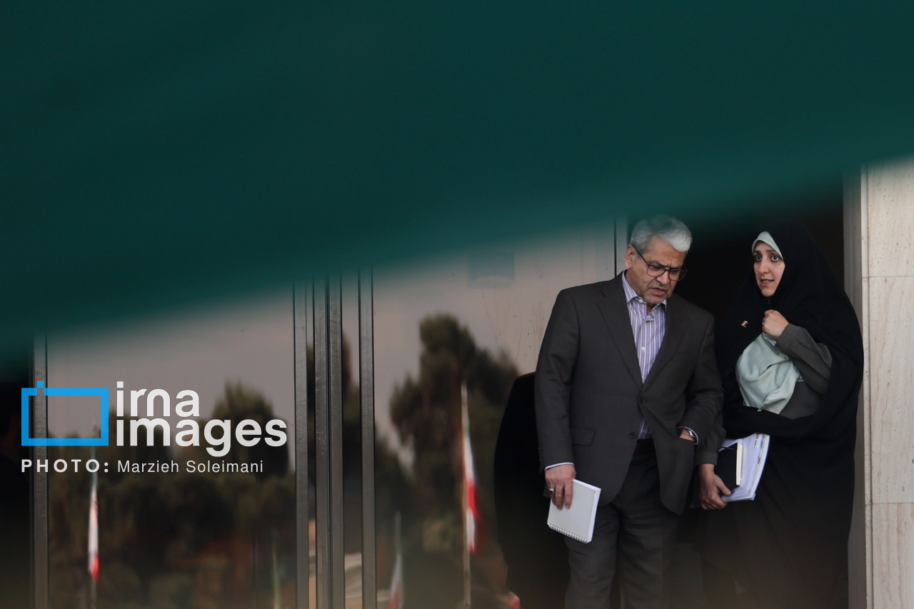 اعضای هیأت دولت در جمع خبرنگاران