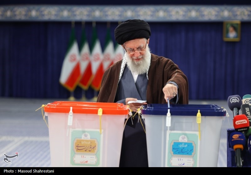  لحظه انداختن رای توسط رهبر انقلاب