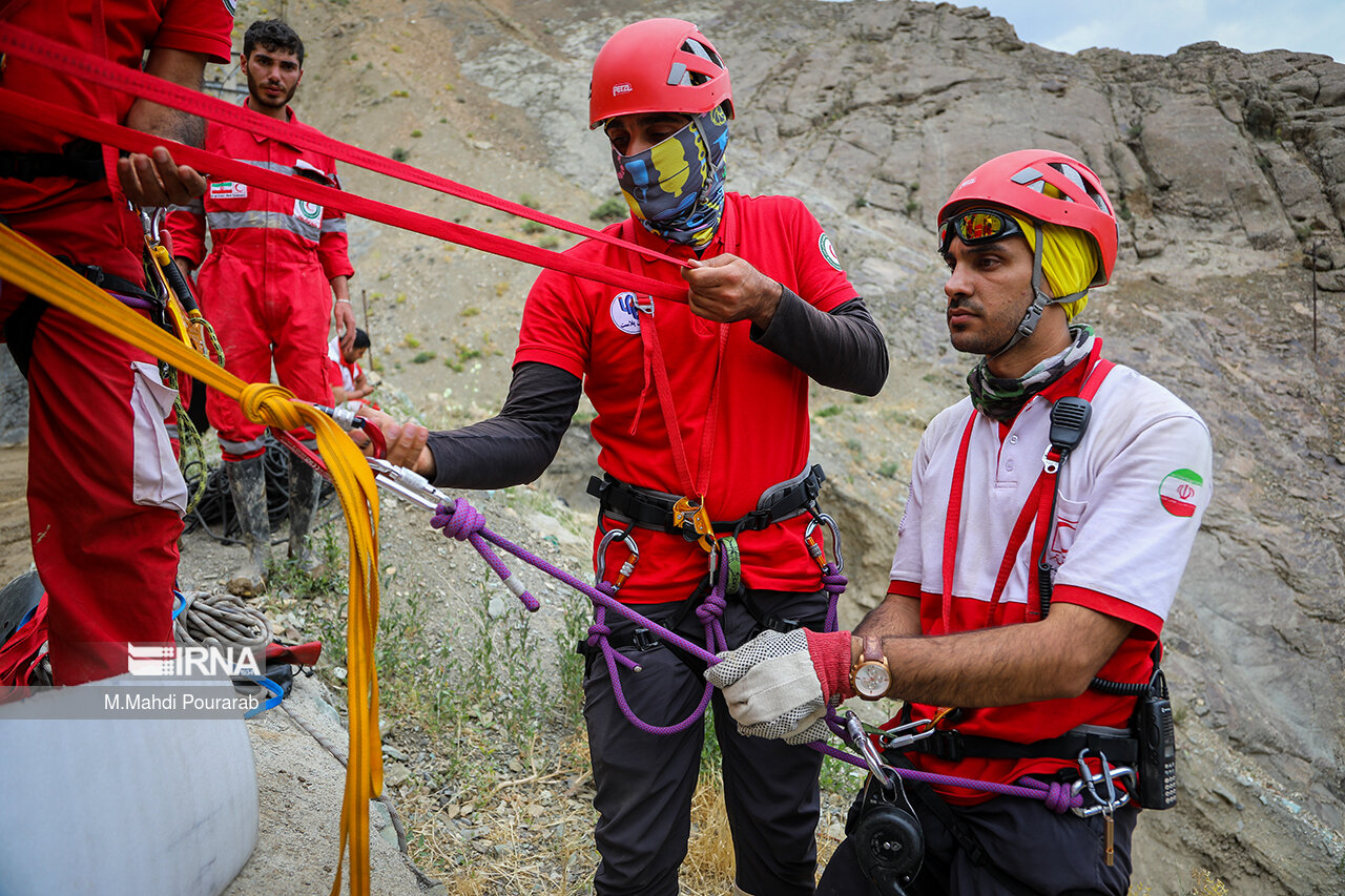 عملیات جستجو در مناطق سیل زده چالوس