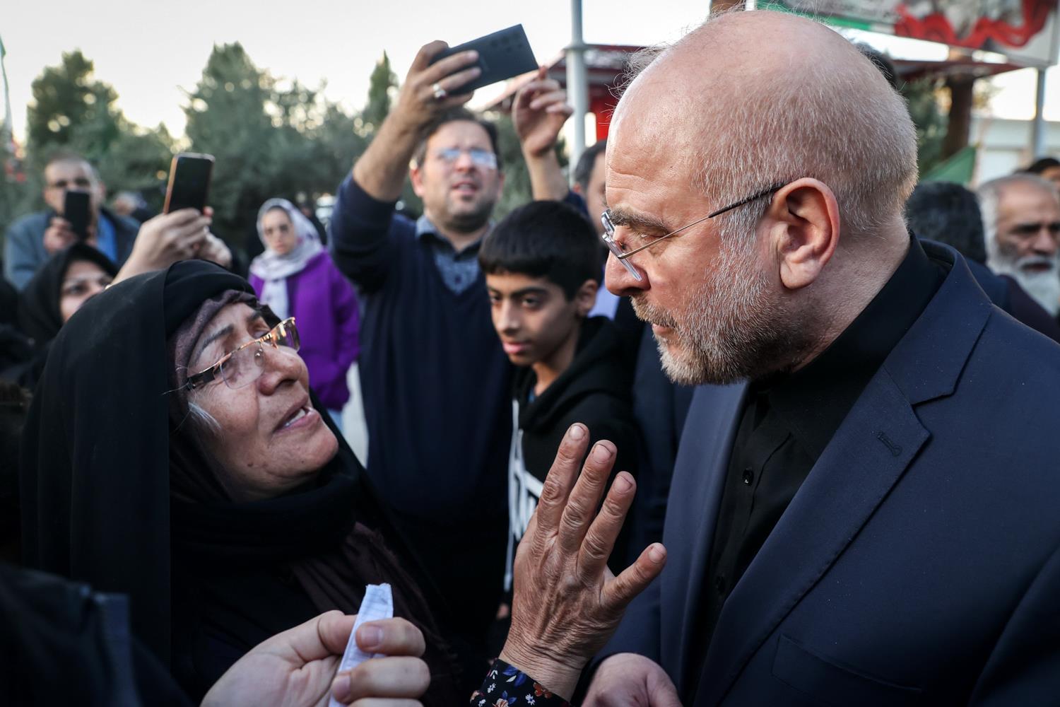 حضور قالیباف در گلزار شهدای بهشت زهرا(س) و گفت‌وگوی چهره به چهره با خانواده شهدا