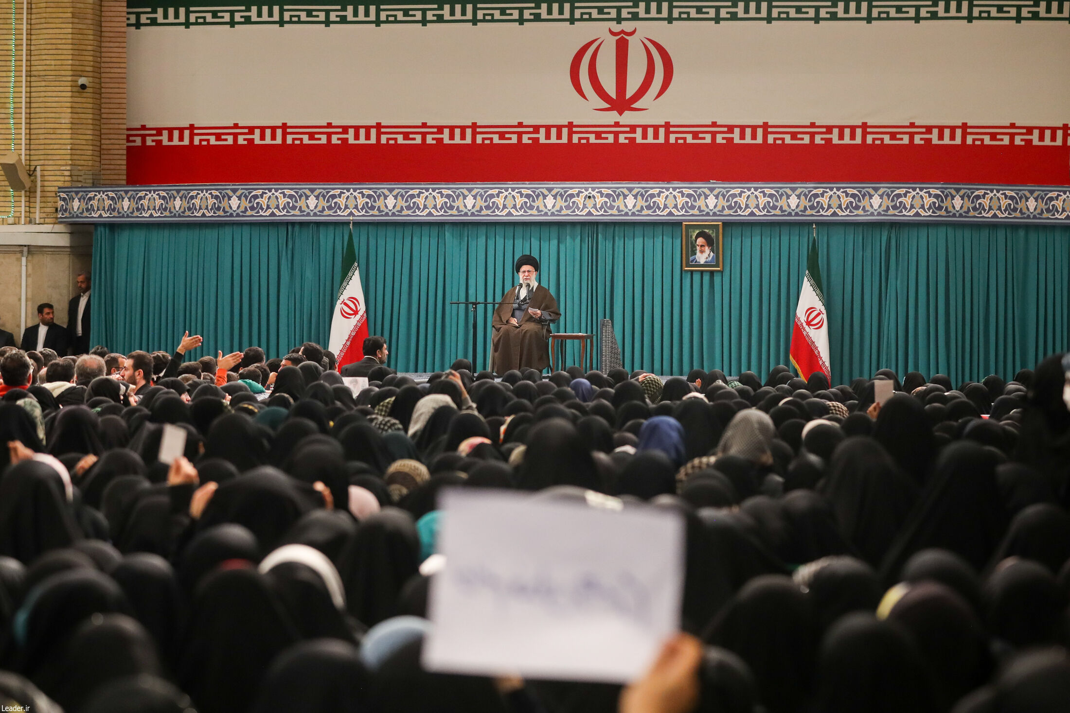  دیدار جمعی از رأی اولی‌ها و خانواده‌های شهدا با رهبر انقلاب