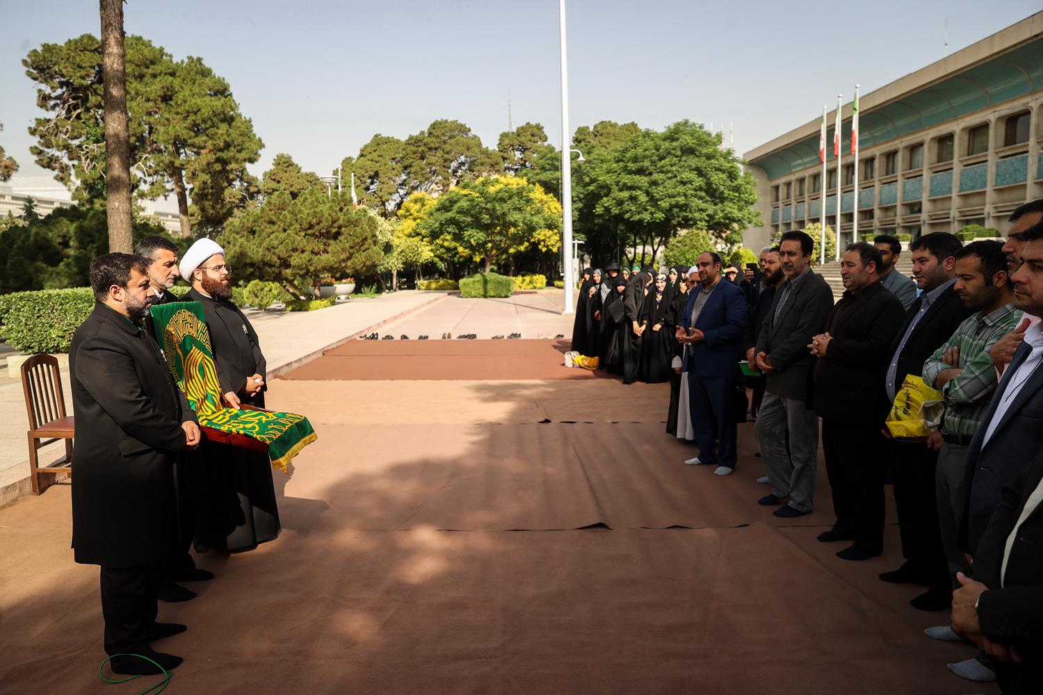 حضور خادمان حرم امام رضا (ع) در مجلس در جوار مقبره الشهدا