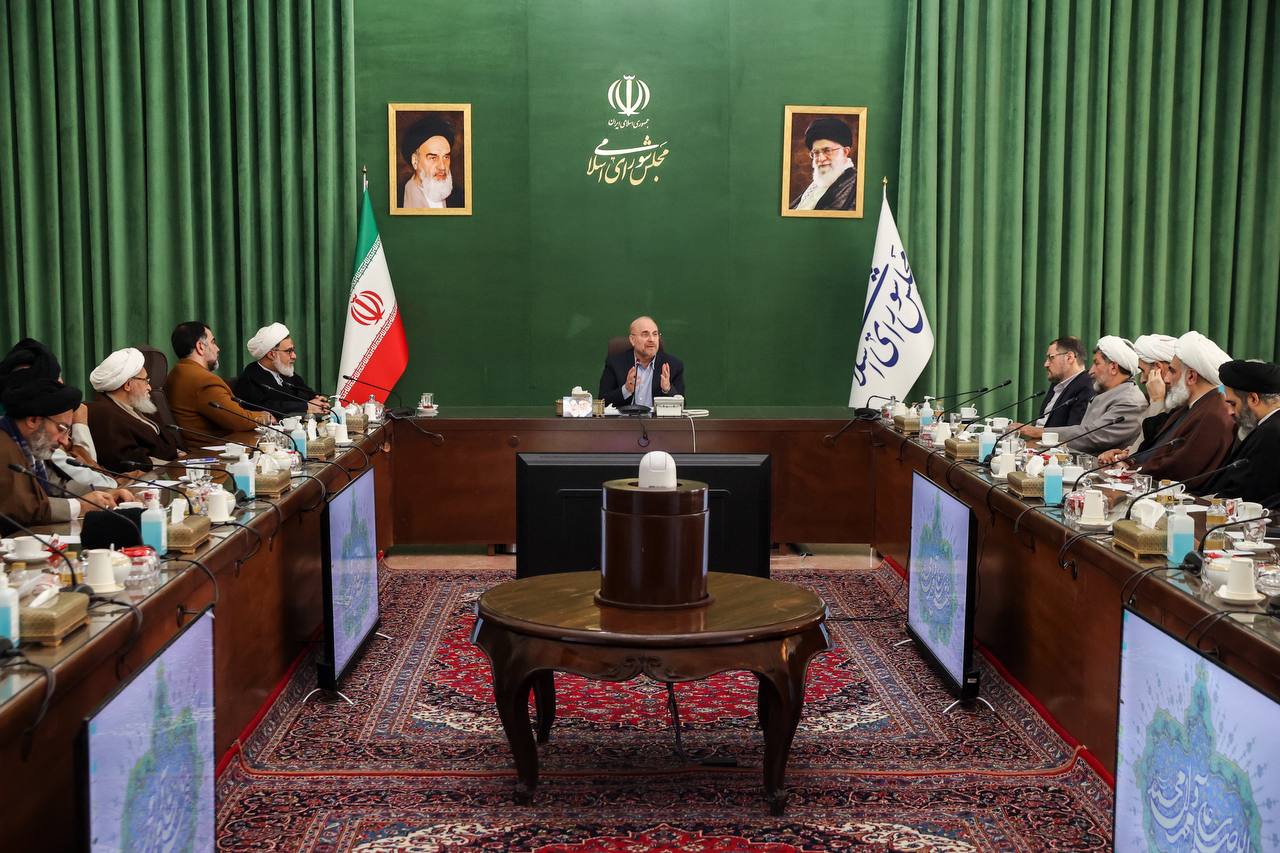 نشست جمعی از علماء و اعضای مرکز تحقیقات اسلامی قم با قالیباف