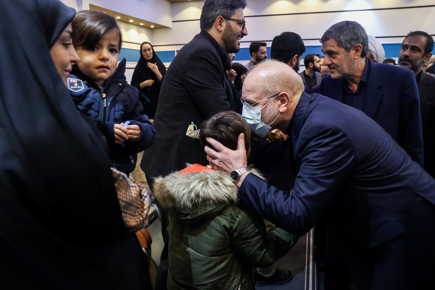 دیدار قالیباف با خانواده شهدای حادثه تروریستی شاهچراغ (ع)