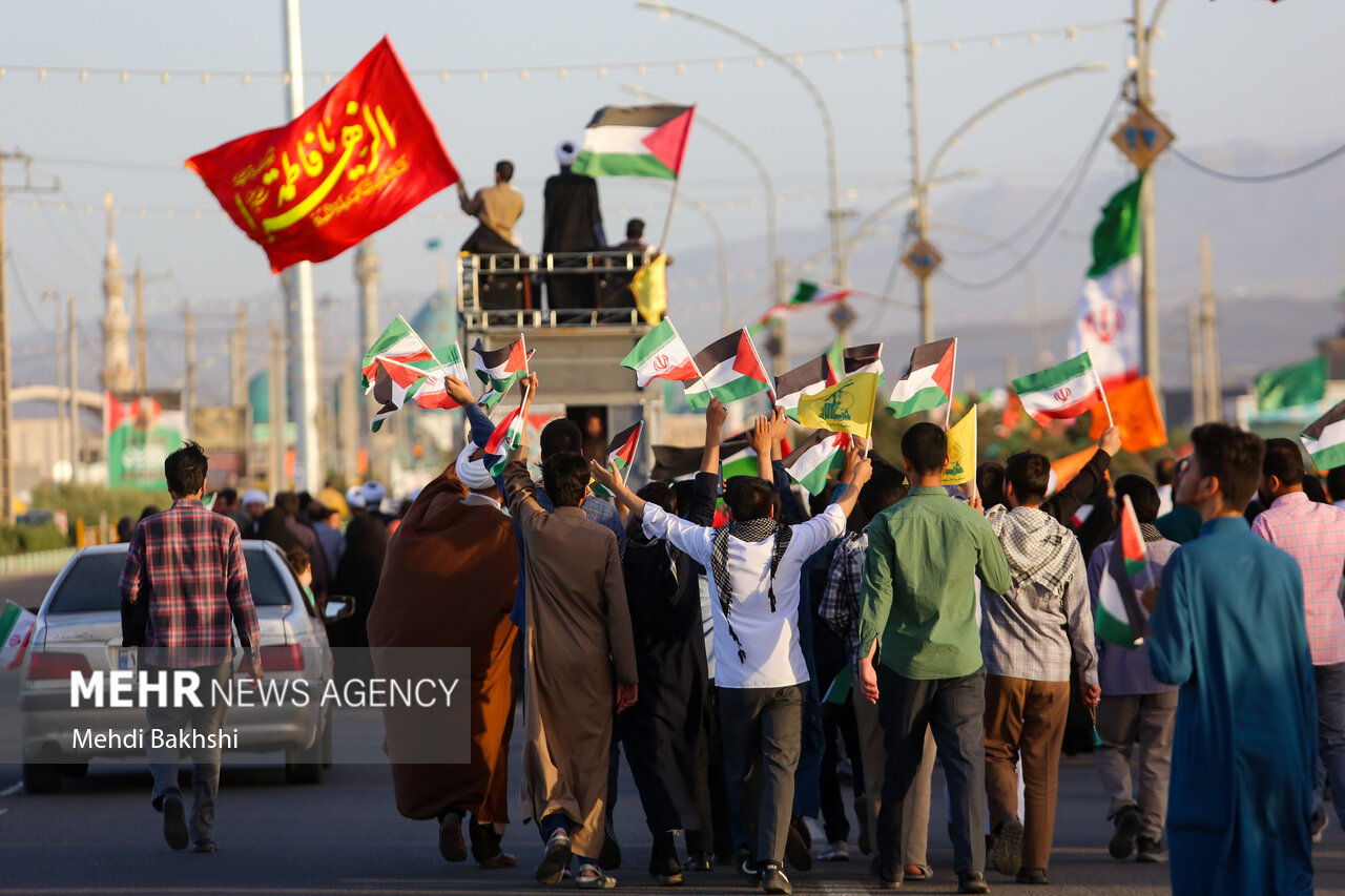 راهپیمایی «انا علی العهد» در طریق المهدی قم