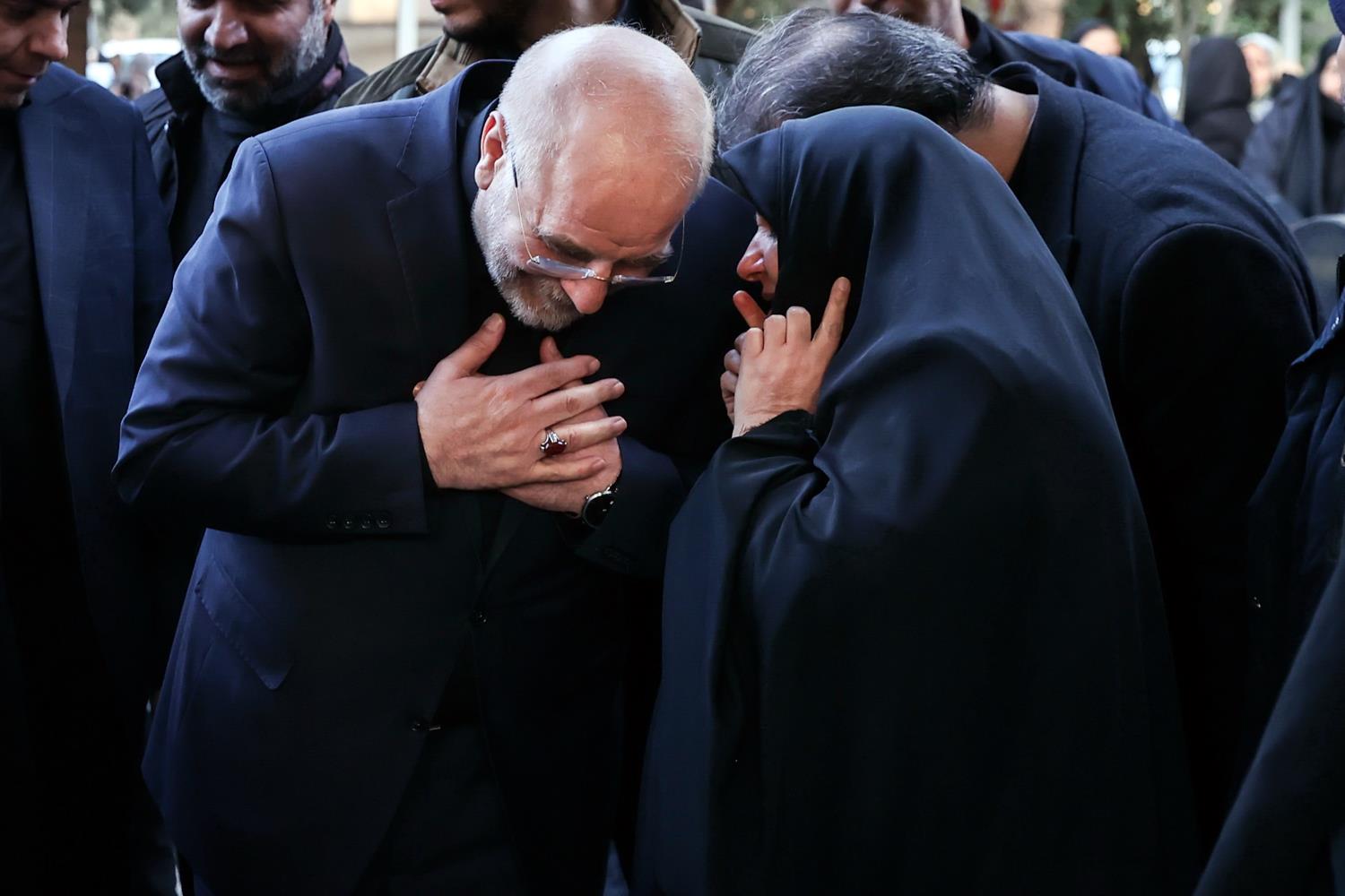 حضور قالیباف در گلزار شهدای بهشت زهرا(س) و گفت‌وگوی چهره به چهره با خانواده شهدا