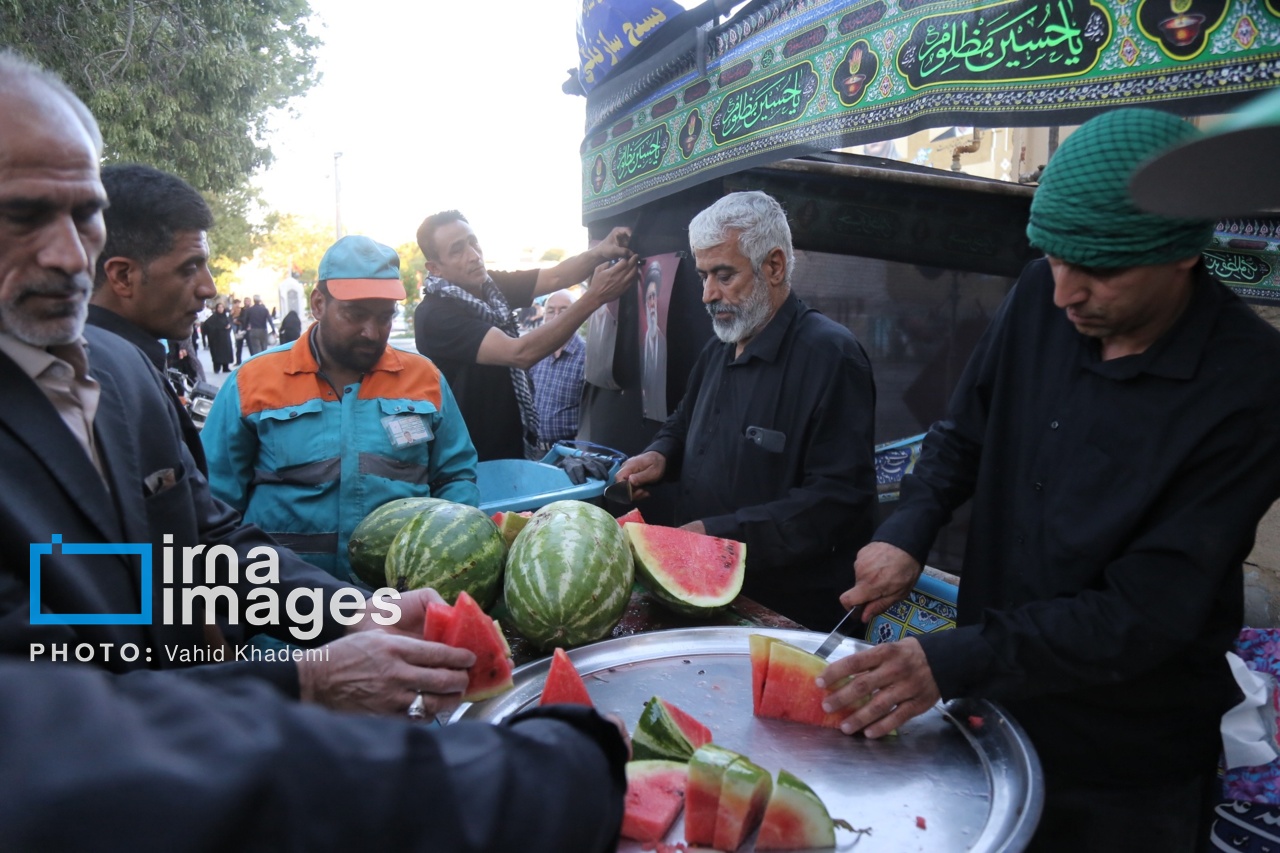 میزبانی موکبها از زائران تشییع رهبر شهید