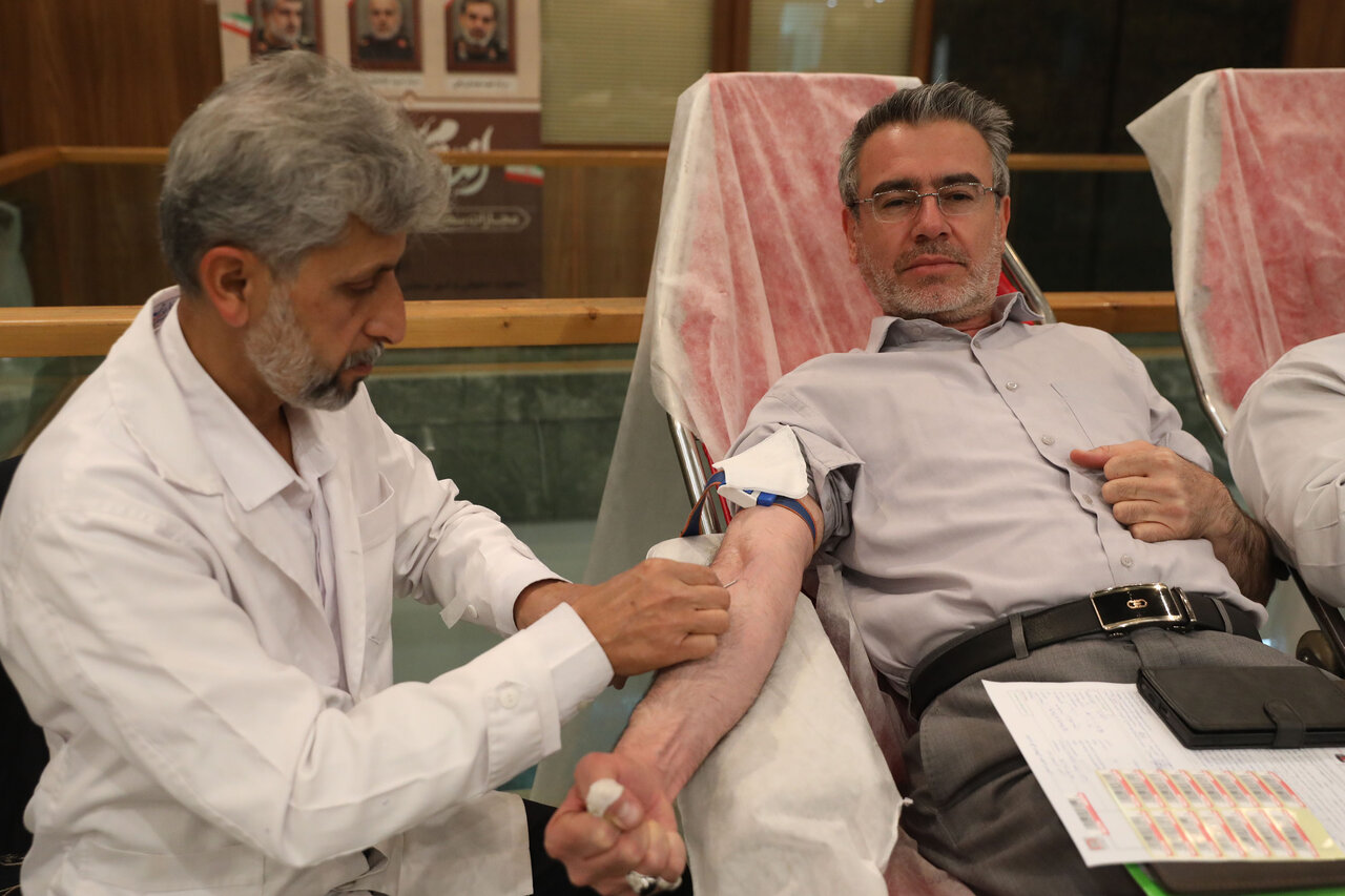اهدای خون نمایندگان مجلس به مناسبت روز مجلس