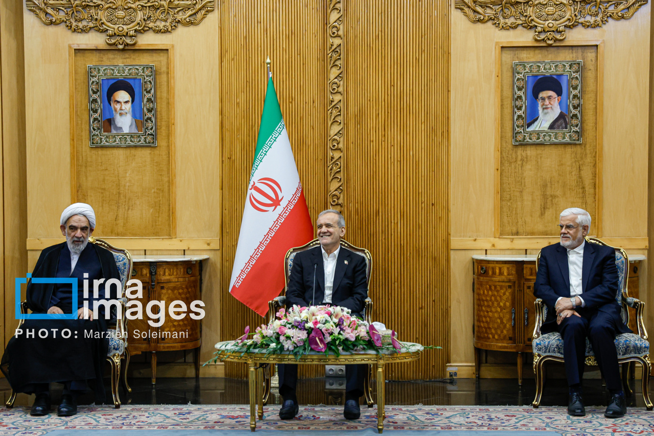 تصاویر مراسم بدرقه رئیس‌جمهور به عمان