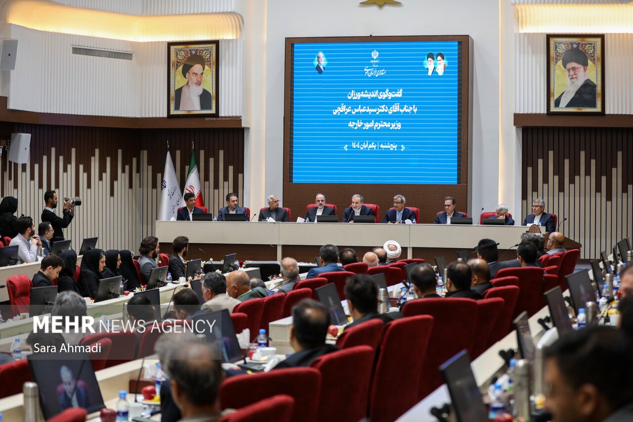 نشست هم اندیشی نخبگانی با حضور مقامات