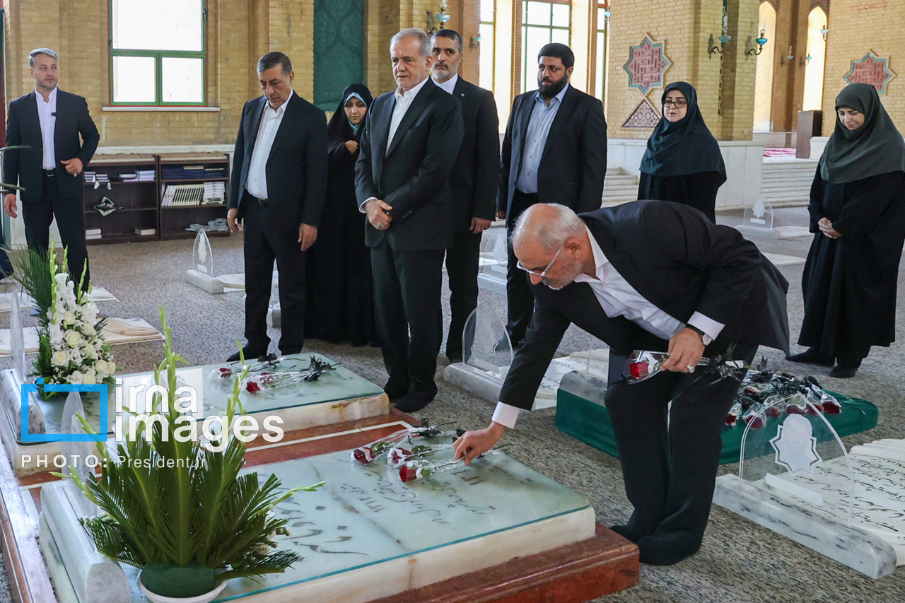 حضور پزشکیان بر مزار شهدای تهاجم اسرائیل به ایران