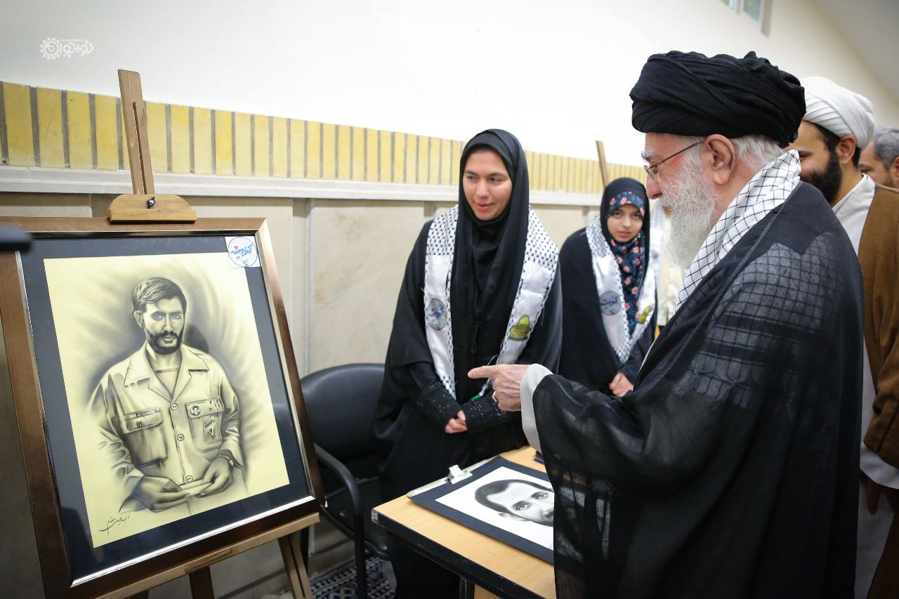 بازدید رهبر انقلاب از نمایشگاه آثار هنرمندان نوجوان