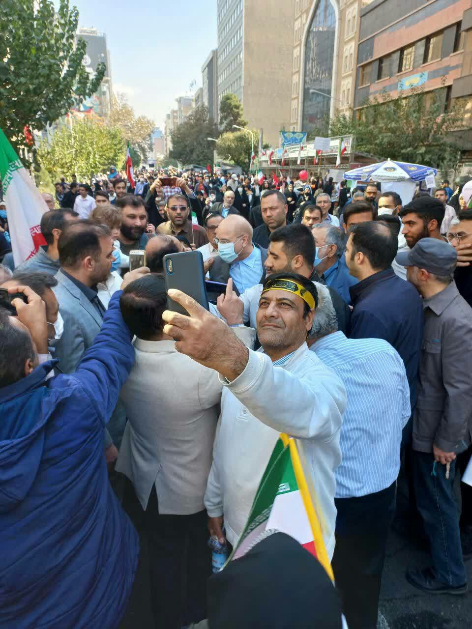 حضور قالیباف در راهپیمایی  و نماز جمعه