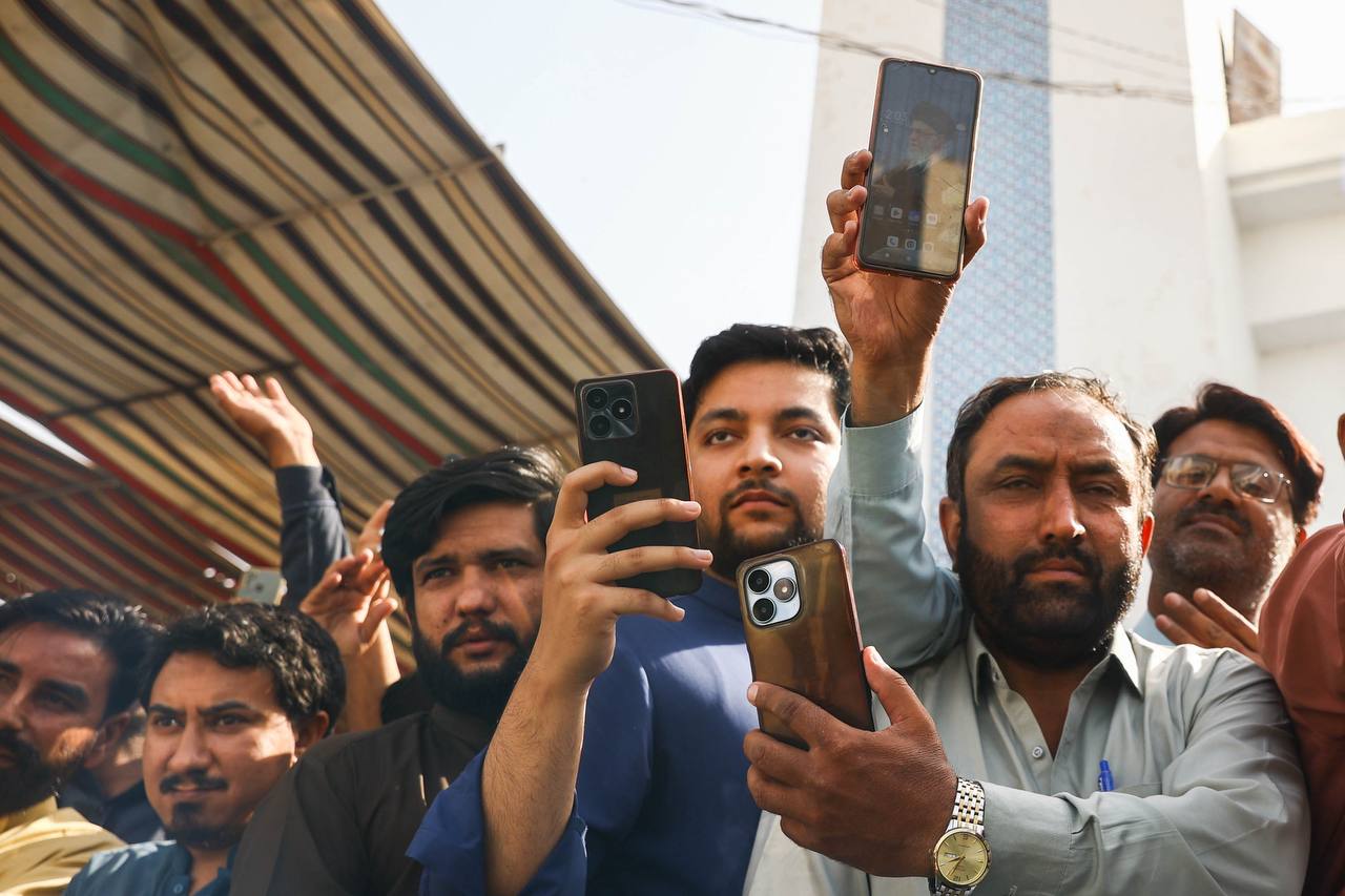  استقبال گرم مردم کراچی از قالیباف