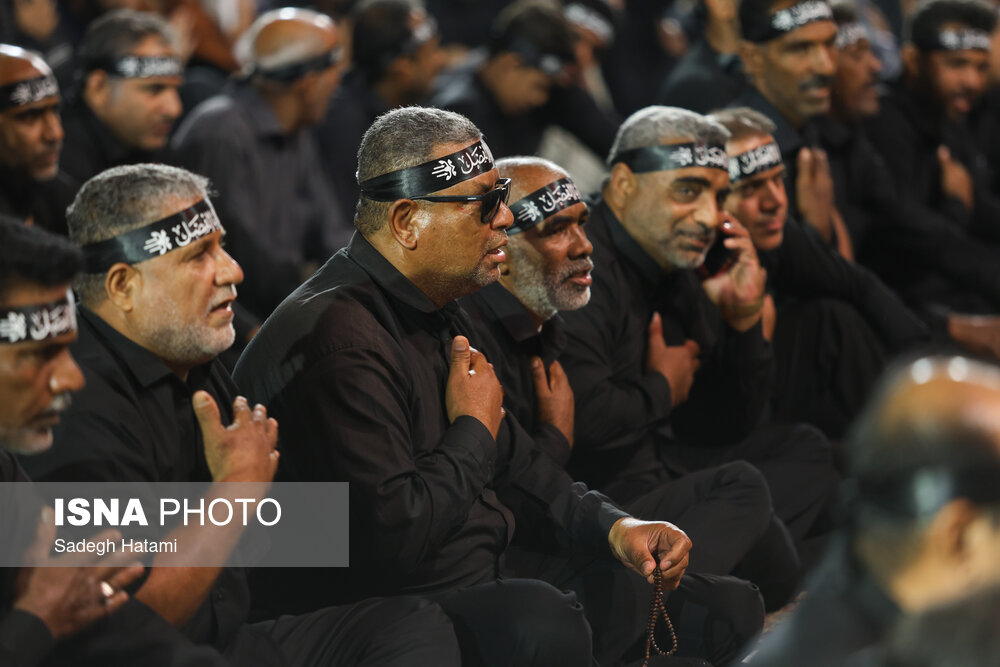 حرم مطهر رضوی در شب تاسوعای حسینی