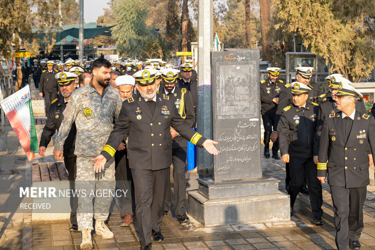  ادای احترام فرماندهان نیروی دریایی ارتش به مقام شهدا در بهشت زهرا (س)