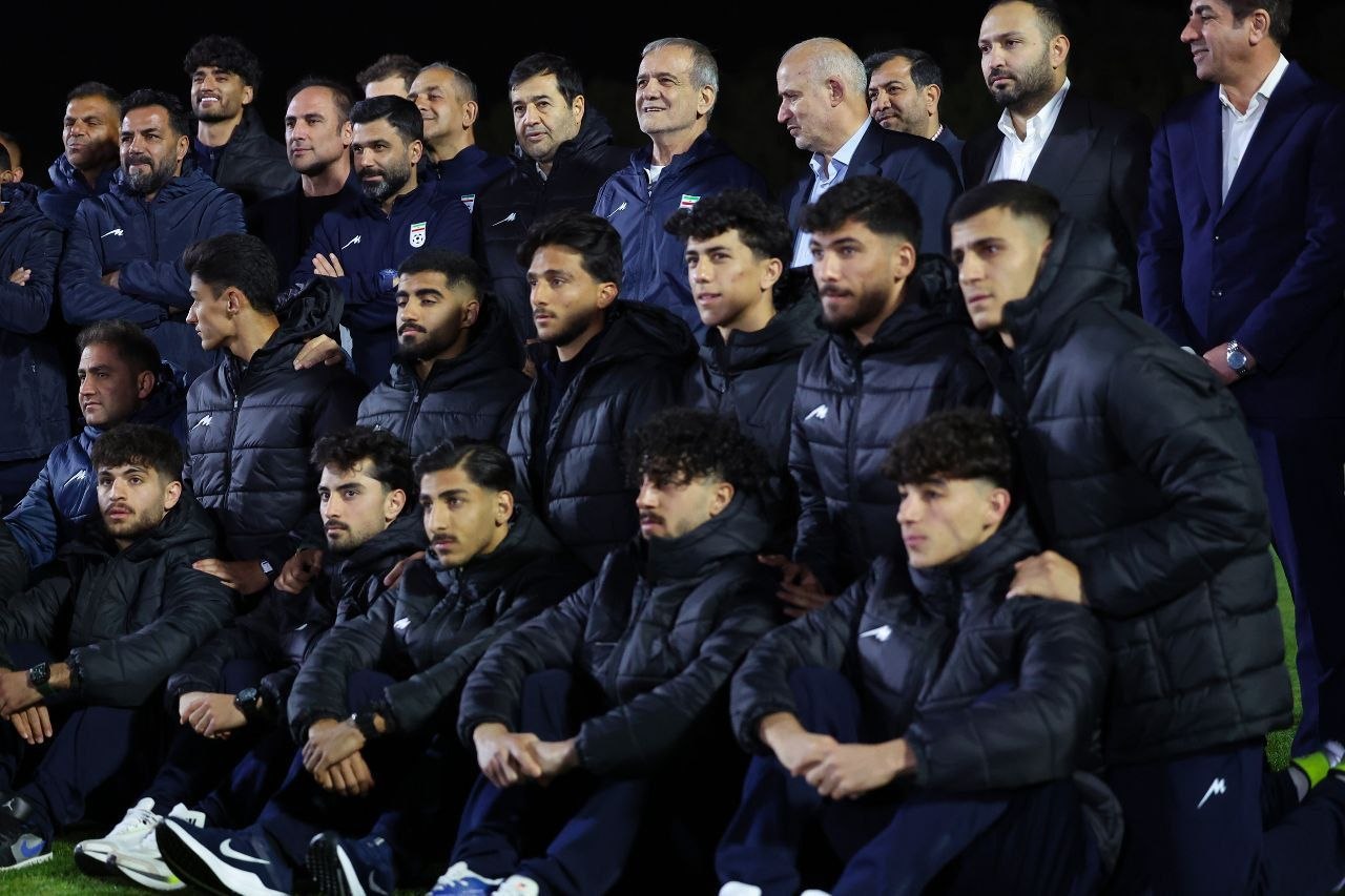  «پزشکیان» با بازیکنان تیم ملی پا به توپ شد