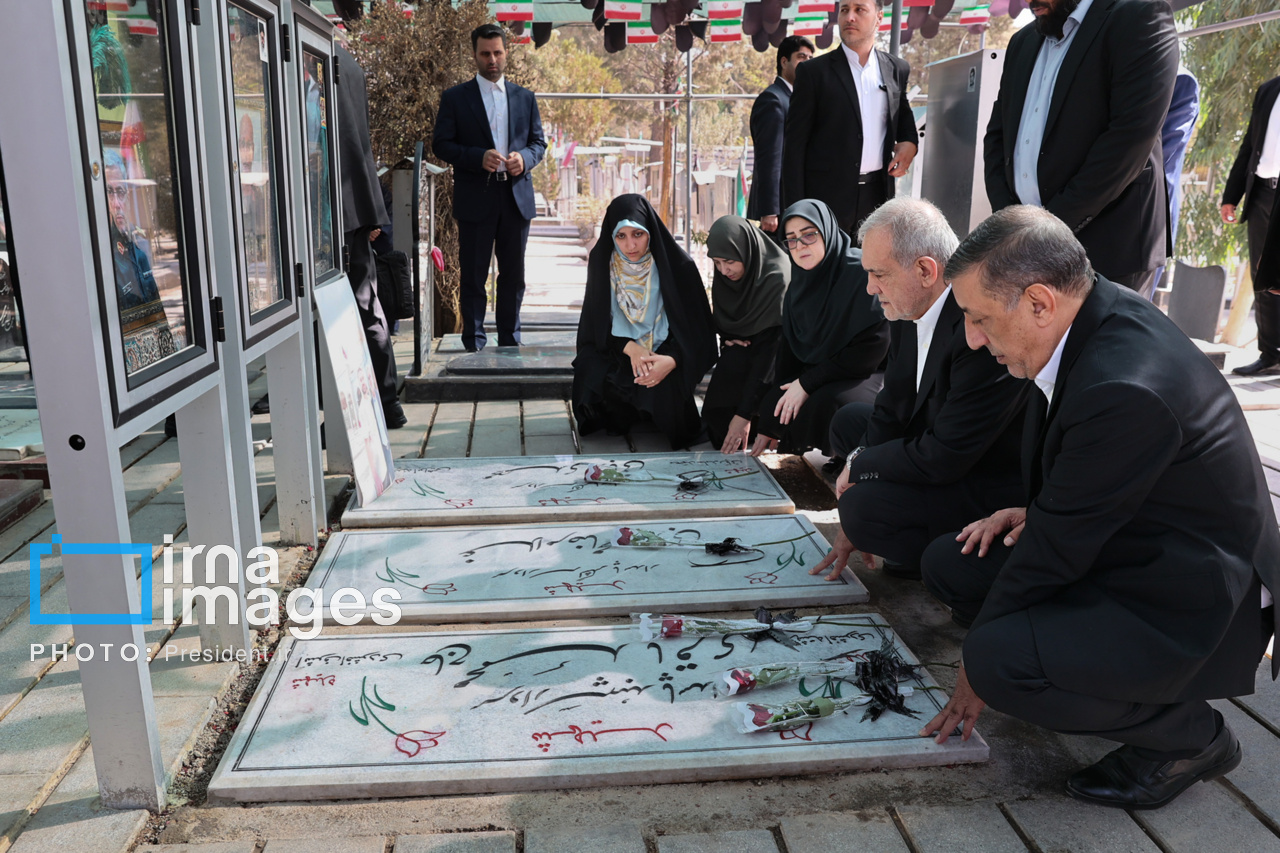 حضور پزشکیان بر مزار شهدای تهاجم اسرائیل به ایران