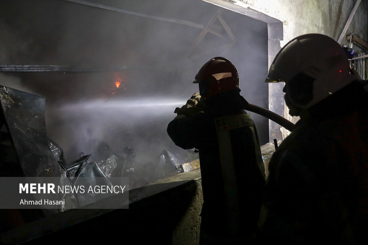 آتش‌سوزی مهیب انبار لوازم خانگی در مشهد