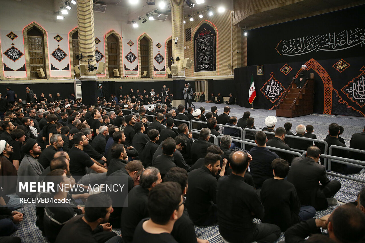  حضور رهبر انقلاب در حسینیه امام خمینی(ره) در مراسم عزاداری شب عاشورای حسینی
