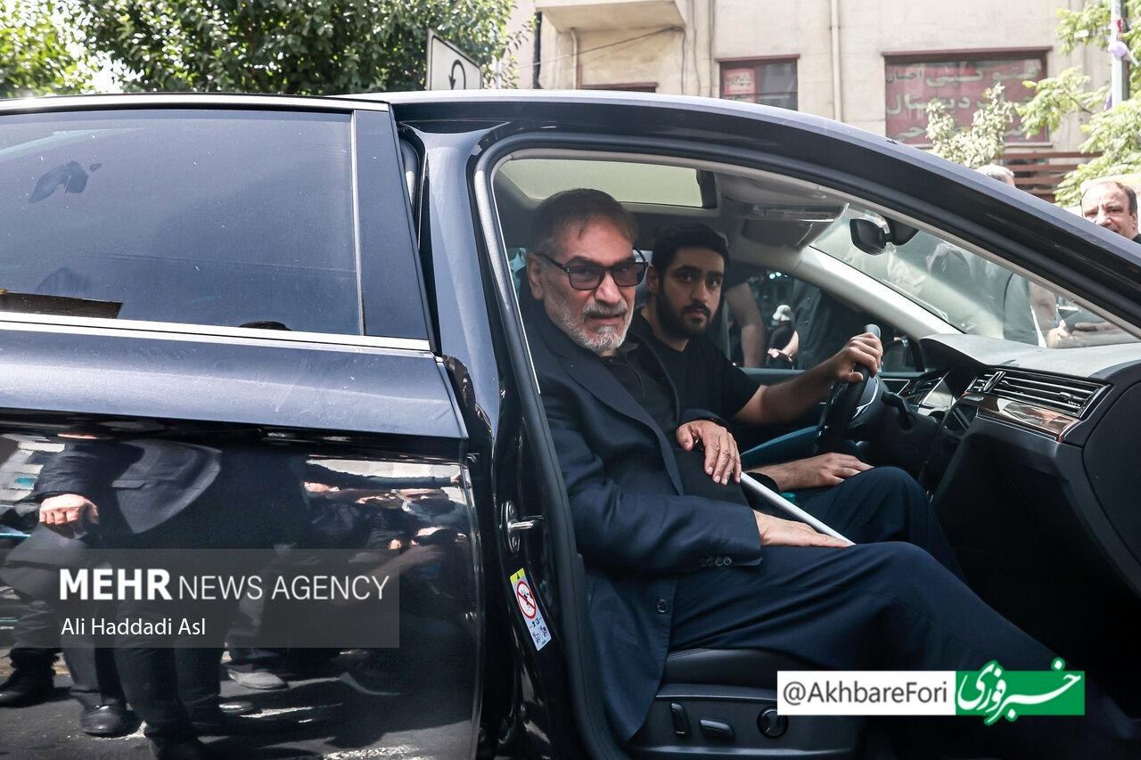 تصویری از علی شمخانی در مراسم تشیع امروز 