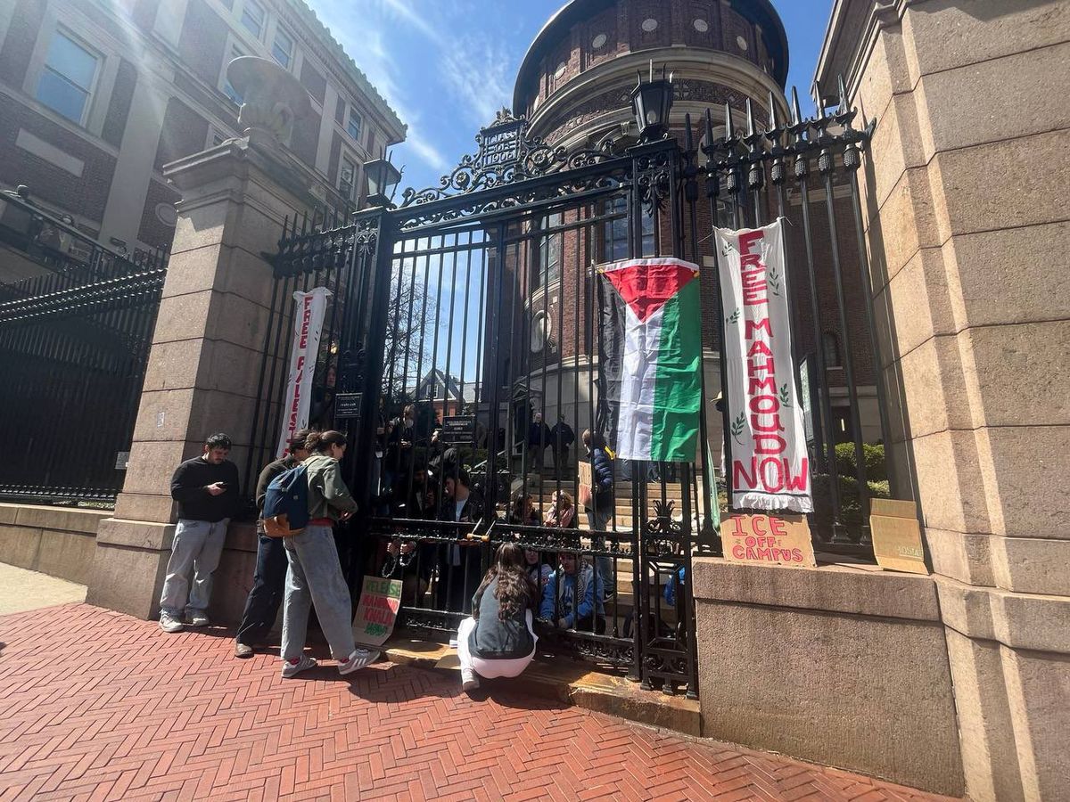 دانشجویان دانشگاه کلمبیا خود را به دروازه دانشگاه زنجیر کردند! | ماجرا چیست؟ + فیلم