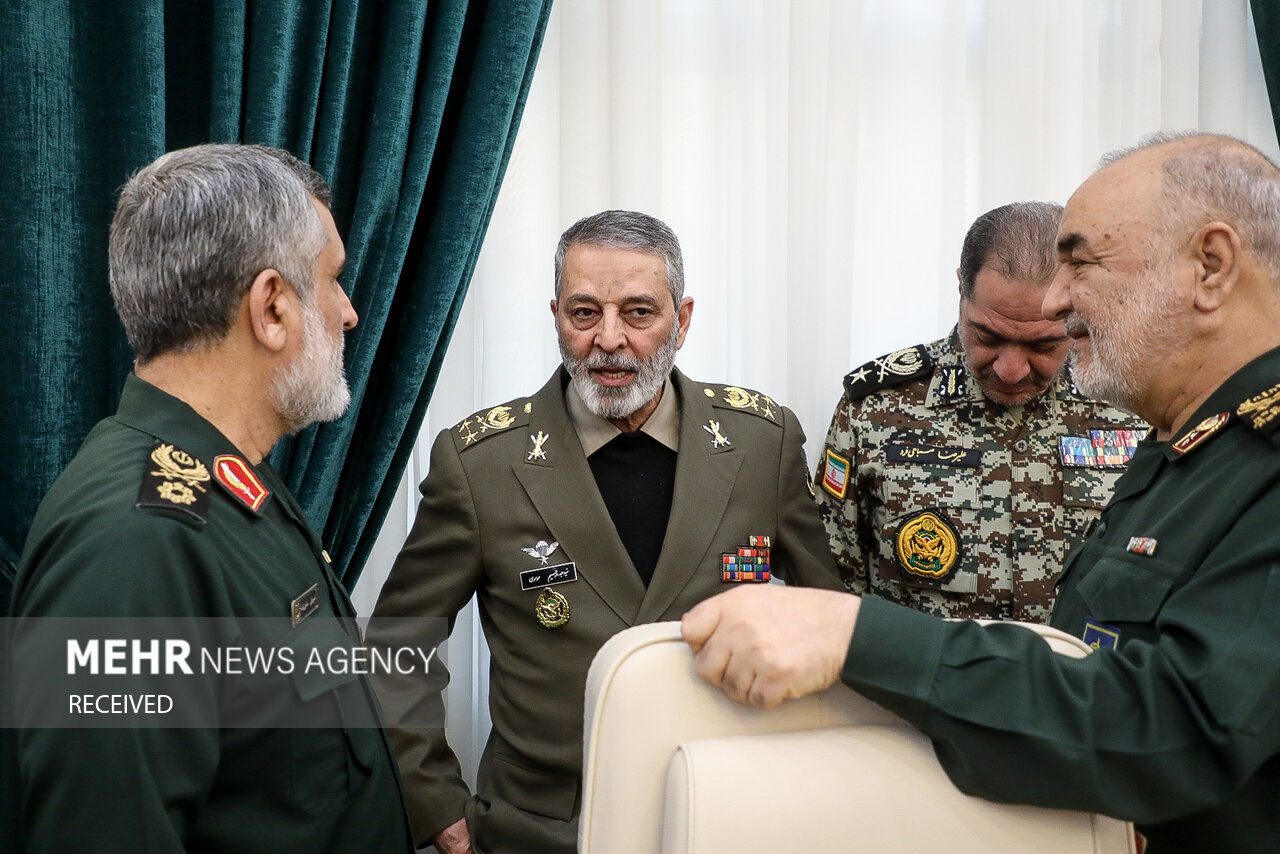 تصاویر: دیدار صمیمانه فرماندهان ارتش با سپاه به مناسبت روز میلاد امام حسین (ع)