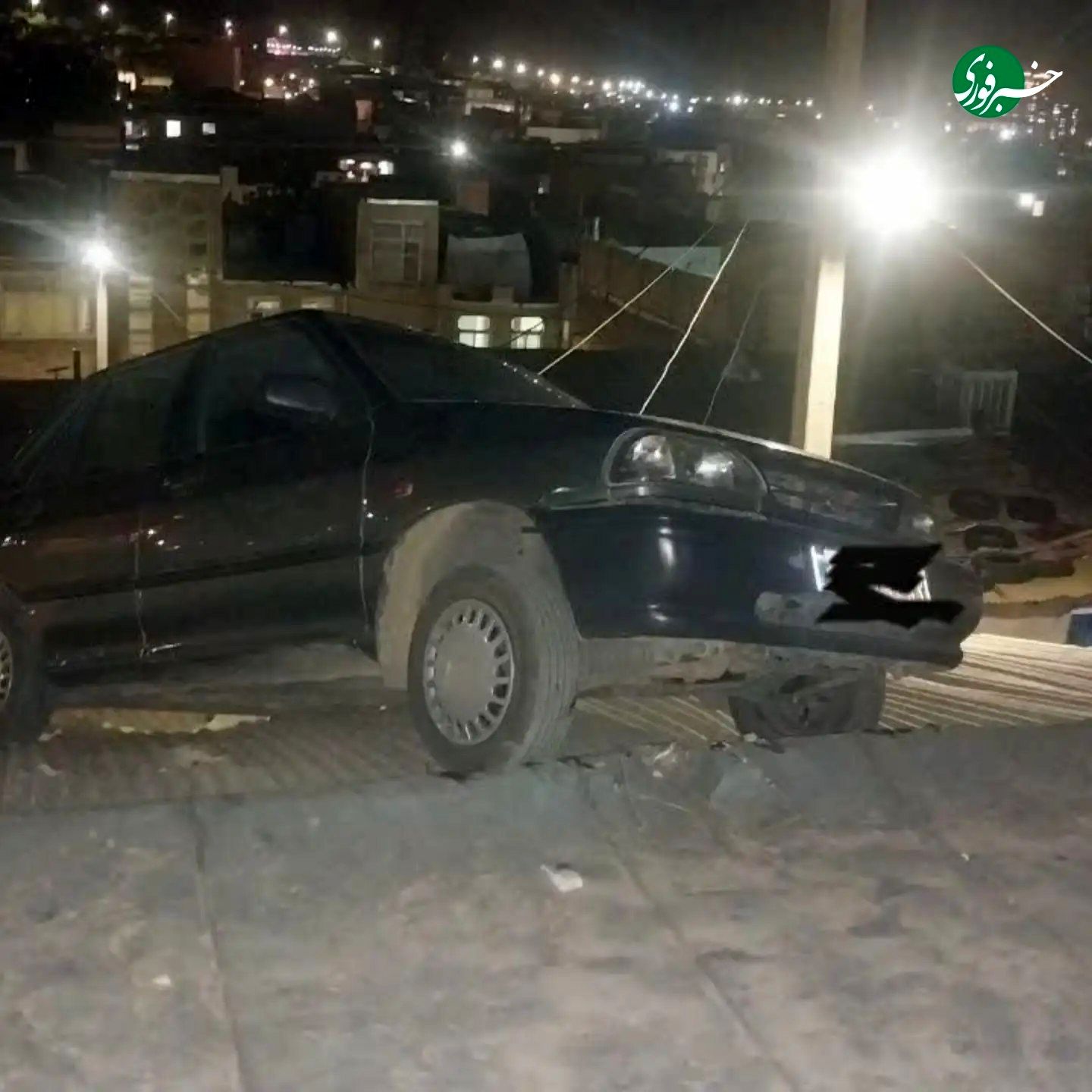 تصاویر: فرود عجیب یک پراید موقع رانندگی روی پشت بام یک خانه در اراک