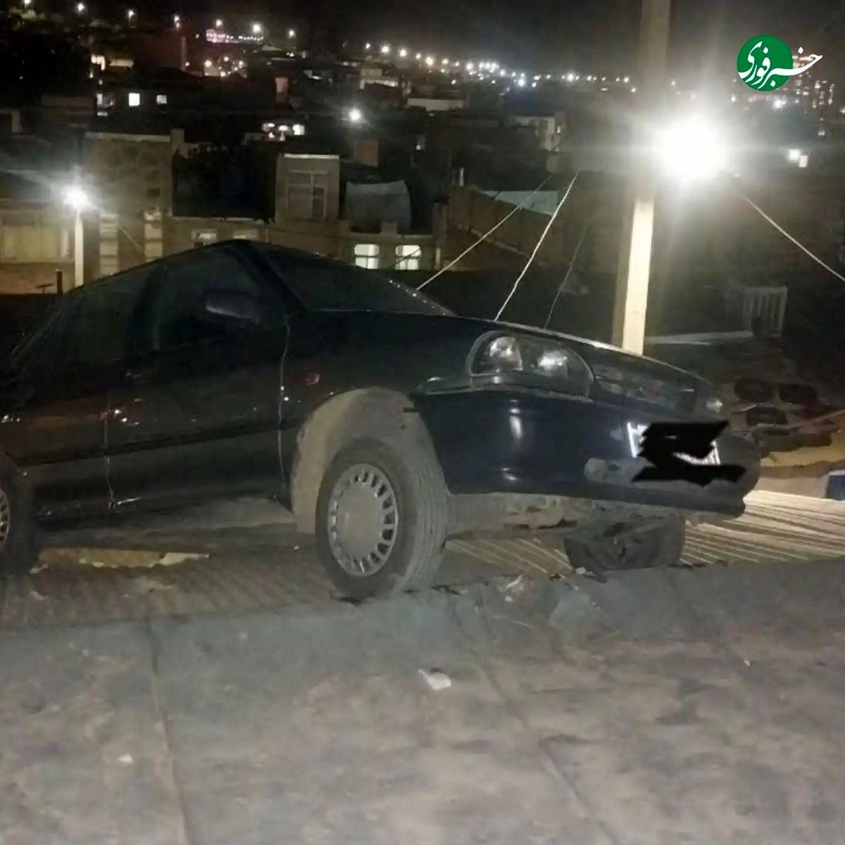 تصاویر: فرود عجیب یک پراید موقع رانندگی روی پشت بام یک خانه در اراک